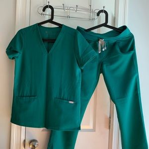 FIGS - Casma Three-Pocket Scrub Top and Kade Cargo Scrub Pants Women’s scrub set